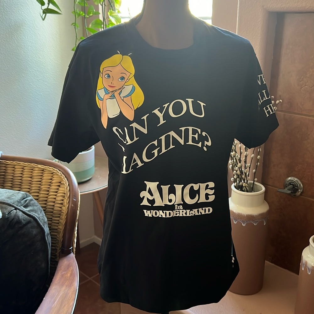Alice in Wonderland Disney black t-shirt SZ Small